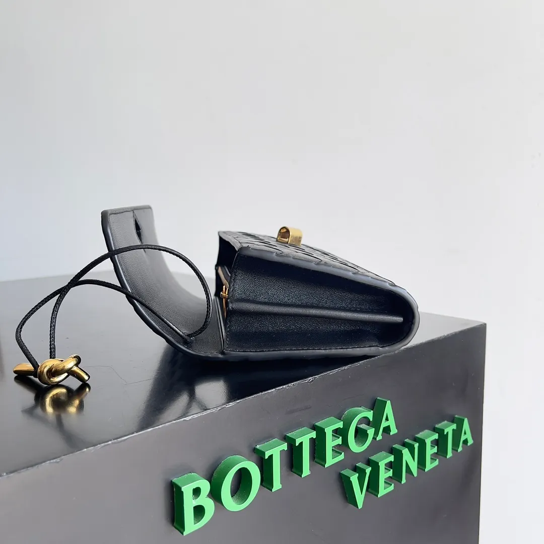 Batch 1160 BV Andiamo clutch wallet is super high-end🤎🤎How come the long clutch bag is so exquisite~ The braided style bag surface paired with all-copper hardware is really warm and high-end. The bag body is super light and can be grabbed easily! It can store a lot of small items and large mobile phones ~ very practical for daily use. Style number: 741504 Size: 19*11.5*3